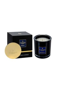 Zwarte glazen kaars met gouden deksel, gemarkeerd met "Gisada Imperial," gecombineerd met een zwarte doos met gouden accenten en tekst.