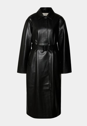 Juodas odinis paltas su ilgomis rankovėmis, smailiu apykakle, mygtukų užsegimu ir atitinkama juosta liemens srityje. Lygus paviršius ir kelio ilgio dizainas.