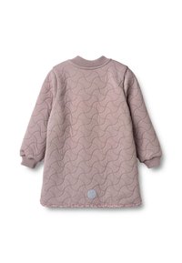 Oblečena jakna v bledo roza barvi z vzorcem valov, rebrastimi manšetami in cvetličnim obrobjem ob spodnjem robu. Vključuje okrogel logotipni obliž na dnu.