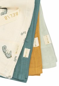 Čtyři texturované plátěné látky v barvách krémové, modrozelené, žluté a světle zelené, na krémové látce je motiv mořského koníka. Každá má štítek.