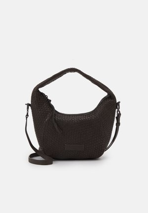 Spleciona torba w ciemnym brązowym kolorze o zaokrąglonym kształcie, z krótkim uchwytem i regulowanym paskiem. Zawiera zamek błyskawiczny oraz dyskretną naszywkę z logo.