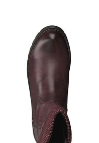 Bottines en cuir bordeaux avec un bout arrondi, des détails cousus et une texture douce de col en tricot. Semelle noire plate avec légère élévation.