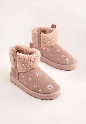 Rózsaszín bokacsizmák puha, bolyhos szegéllyel. Suedehoz hasonló anyagból készült, ezüst csillagmintákkal. Kényelmes gumitalp.