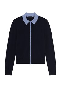 Cardigan marine avec une chemise à col bleu clair en dessous. Il présente un bouton sur le devant et des manches longues. Texture douce, design classique.
