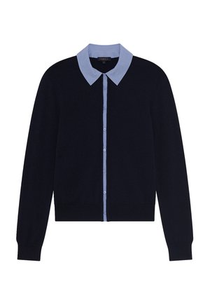 Donkerblauwe cardigan met een lichtblauw overhemd eronder. Voorzien van een knoopsluiting en lange mouwen. Zachte textuur, klassiek ontwerp.
