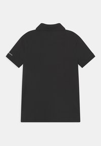Polo negro hecho de algodón. Presenta un cuello clásico, mangas cortas y un diseño sencillo. Marca en blanco en la manga izquierda.
