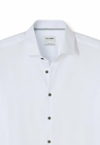 Weißes Hemd mit Knopfleiste aus atmungsaktiven Materialien. Verfügt über einen klassischen Kragen, sieben Knöpfe und einen grauen Akzent innen am Kragen.