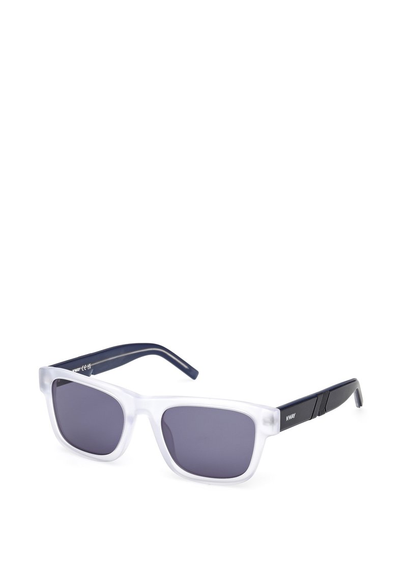 Gafas de sol con un marco blanco translúcido, lentes grises y brazos azul oscuro. Presentan una forma rectangular y acentos texturizados en los brazos.