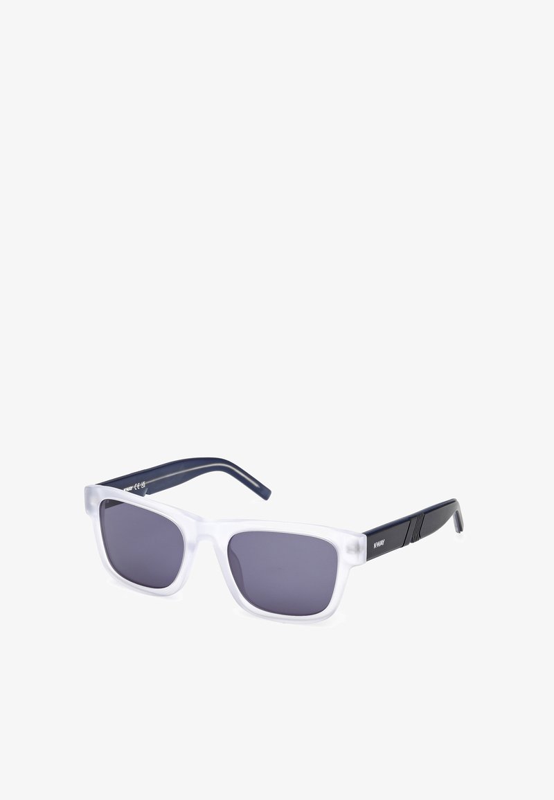 Zonnebril met een doorzichtig witte montuur, grijze lenzen en donkerblauwe armen. Beschikt over een rechthoekige vorm en textuurelementen op de armen.