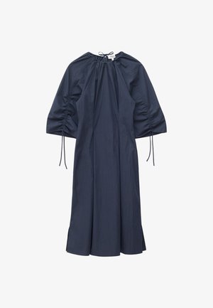 Marineblauwe midi-jurk met geplooide ronde halslijn, geplooide pofmouwen tot aan de elleboog en zijsplits aan de zoom.