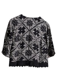 Schwarzes Oberteil mit geometrischem Muster und weißen Akzenten, kurzen Ärmeln und gewelltem Saum. Hergestellt aus leichtem Stoff.
