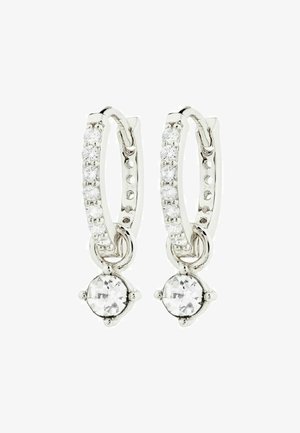 Silberfarbene Creolen mit einer Reihe klarer Steine und einem runden Kristallanhänger, der von jeder hängt. Poliertes Metall, elegantes Design.