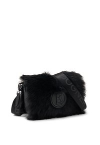 Sort crossbody-taske i imiteret pels med struktureret overflade, med et sort logopatch og en mærket rem. Kompakt rektangulær form.