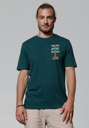 watapparel ADVENTURE IS EVERYWHERE - Print T-shirt - glazed green