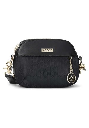 Bolso bandolera negro Kazar con cremallera dorada, placa con el logo, textura estampada, correa desmontable y colgante redondo dorado de la marca en cadena.