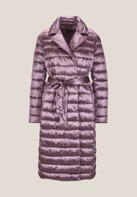 Dikke lange jas van glanzende lavendelkleurige stof met een gewatteerd patroon, brede kraag en verstelbare riem in de taille.