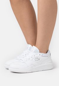 Lacoste - LINESHOT 223 4  - Sneakers basse - white Immagine in miniatura 1