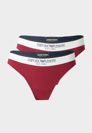 To bordeauxfarvede Emporio Armani underbukser med hvide og marineblå elastiske linninger, med mærkelogo og teksten "EST. 1981".