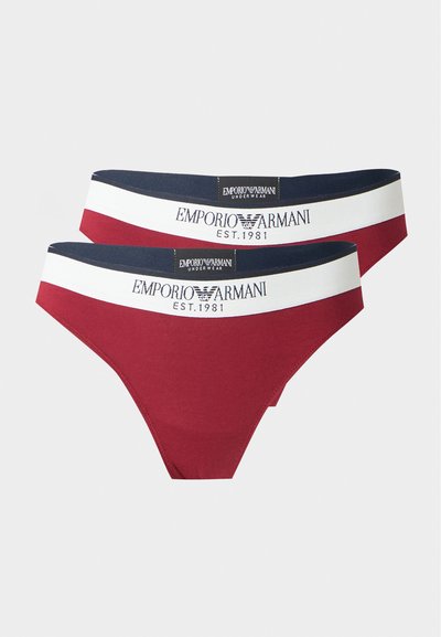 Δύο μπορντό εσώρουχα Emporio Armani με λευκή και ναυτικό μπλε ελαστική μέση, με το λογότυπο της μάρκας και το κείμενο "EST. 1981".