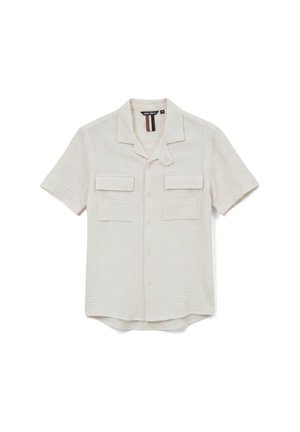 Camicia crema a maniche corte con bottoni, colletto a camp e due tasche a patta sul petto, distesa su sfondo bianco.