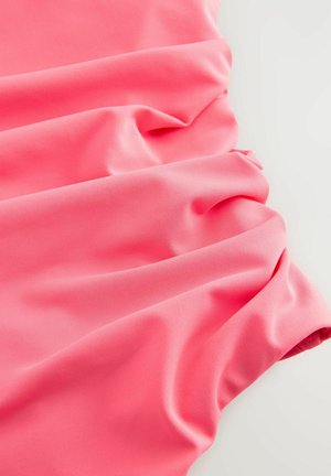 Tela de un vibrante color rosa, con una textura suave, que presenta pliegues delicados y una calidad ligeramente elástica, ideal para ropa o accesorios.