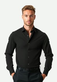 Czarna koszula z długim rękawem, z kołnierzykiem zapinanym na guziki i teksturowanym materiałem. Posiada slim fit oraz dopasowane guziki dla spójnego wyglądu.