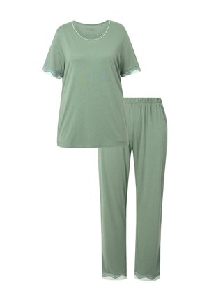 Conjunto de pijama verde claro con una parte superior de manga corta y pantalones de cintura elástica. Presenta un borde de encaje en las mangas y en los pantalones, fabricado en un tejido suave.