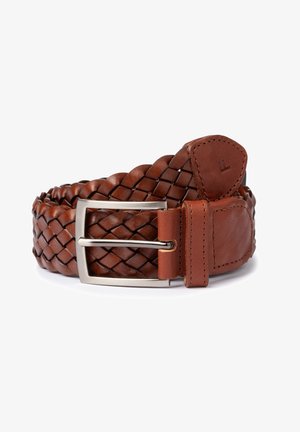 Cinturón de cuero trenzado marrón con una hebilla rectangular de metal plateado. Presenta detalles de cuero liso y costuras.