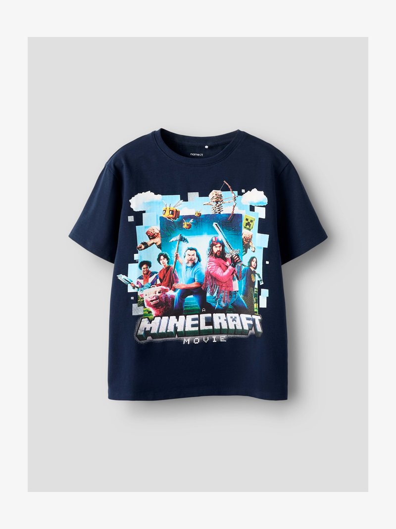 Tengerészkék póló, amelyen a Minecraft Movie szereplői fegyverekkel, animált lényekkel és blokkos felhőkkel szerepelnek pixeles kék háttéren.
