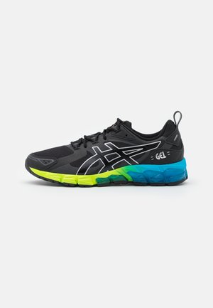 Scarpa sportiva nera con una tomaia testurizzata, dettagli in argento e una suola multicolore in verde, blu e nero. Presenta un design con lacci.