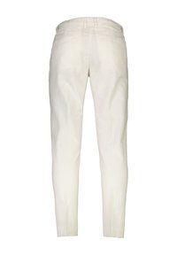 Bílé lněné kalhoty s úzkým střihem, vybavené plochým pasem a dvěma zadními kapsami. Hladká textura a minimální mačkání.