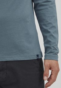 Blend BHGEORG - Pikkade varrukatega topp - bluestone