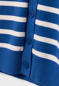 Blå og hvide stribet cardigan med blød tekstur, med mørkeblå knapper langs fronten og ribbet kant.