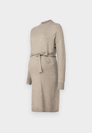 Vestito premaman tricot in beige chiaro con scollo rotondo, maniche lunghe e cintura in vita. Presenta polsini a coste e un design di lunghezza media.