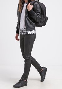 Freeman T. Porter Tygbyxor - black