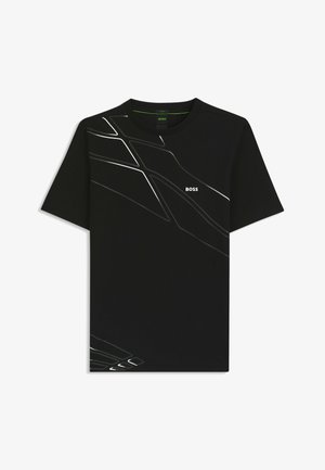 T-shirt nera a maniche corte con un design grafico argentato sul davanti. Include il logo del marchio "BOSS" in bianco nell'angolo in basso a destra. Materiale morbido.