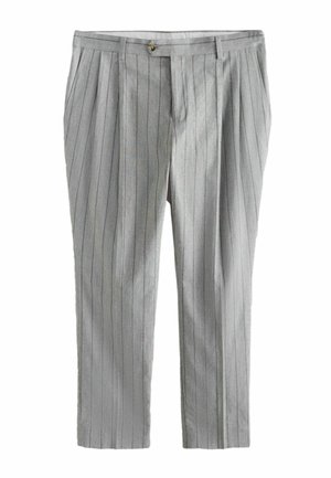 Hellgraue, fein gestreifte Anzughose mit vorderen Falten, seitlichen Taschen, Gürtelschlaufen und Knopfverschluss, vor weißem Hintergrund dargestellt.