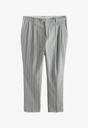 Svetlosivé prúžkované spoločenské nohavice so záhybmi vpredu, bočnými vreckami, pútkami na opasok a zapínaním na gombík, zobrazené na bielom pozadí.