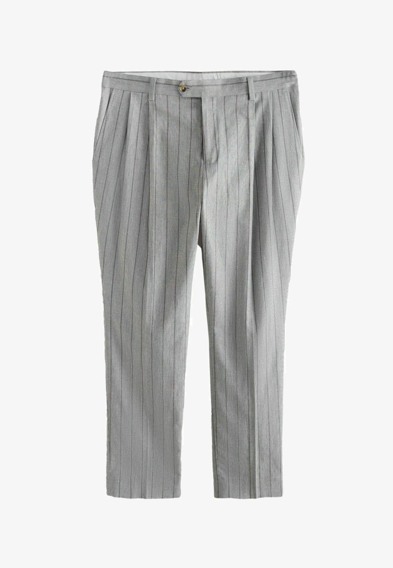 Pantalon de costume gris clair à fines rayures, avec plis sur le devant, poches latérales, passants pour ceinture et fermeture par bouton, présenté sur fond blanc.