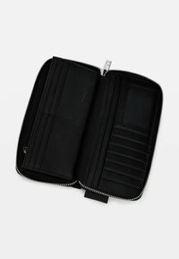 Portafoglio in pelle nera con chiusura a zip, dotato di molteplici slot per carte, tasca trasparente per l'ID e una superficie liscia.
