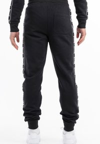 Lonsdale JOGGING PASSFORM TENSTON - Tepláky - black white