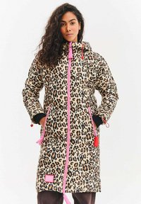 Péřová bunda s leopardím vzorem na béžovém pozadí, s růžovým zipem a stahovacími šňůrkami. Obsahuje boční kapsy a žebrované manžety.