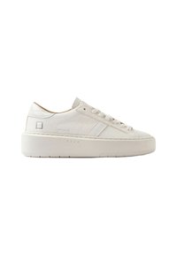 Hvide lave lædersneakers med tyk sål, sidesyninger og snørebåndslukning på en ensfarvet hvid baggrund.