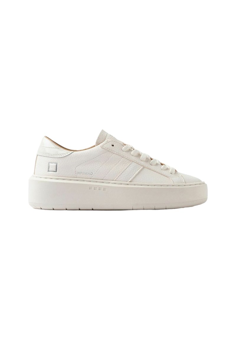 Hvide lave lædersneakers med tyk sål, sidesyninger og snørebåndslukning på en ensfarvet hvid baggrund.