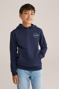 Námořnická modrá mikina s kapucí vyrobená z měkké látky, s přední klokaní kapsou, žebrovanými manžetami a kulatým logem na hrudi.