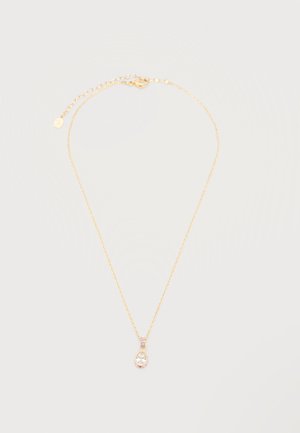 Fijn gouden ketting met een druppelvormige, heldere edelsteenhanger omgeven door kleine roze steentjes en een verstelbare sluiting.