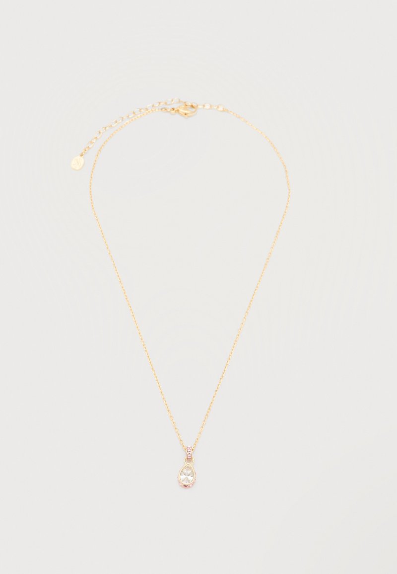 Εύθραυστη χρυσή αλυσίδα με μενταγιόν σε σχήμα δακρύου από διαυγή πολύτιμη πέτρα, περιτριγυρισμένη από μικρές ροζ πέτρες και ρυθμιζόμενο κούμπωμα.