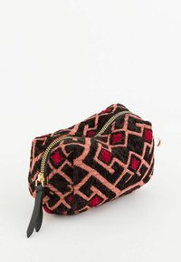 Tekstilpose med et geometrisk mønster i sort, pink og rød. Den har en guldlås og en sort træktab. Kompakt form.