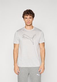 Lys grå bomulds t-shirt med en sort omrids af et springende puma-logo på fronten. Korte ærmer og rund halsudskæring.