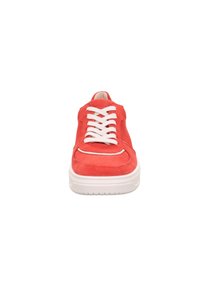 Rote Wildledersneaker mit weißen Schnürsenkeln, runder Spitze und einer dicken weißen Gummisohle. Verfügt über dezente Stickakzente auf dem Obermaterial.